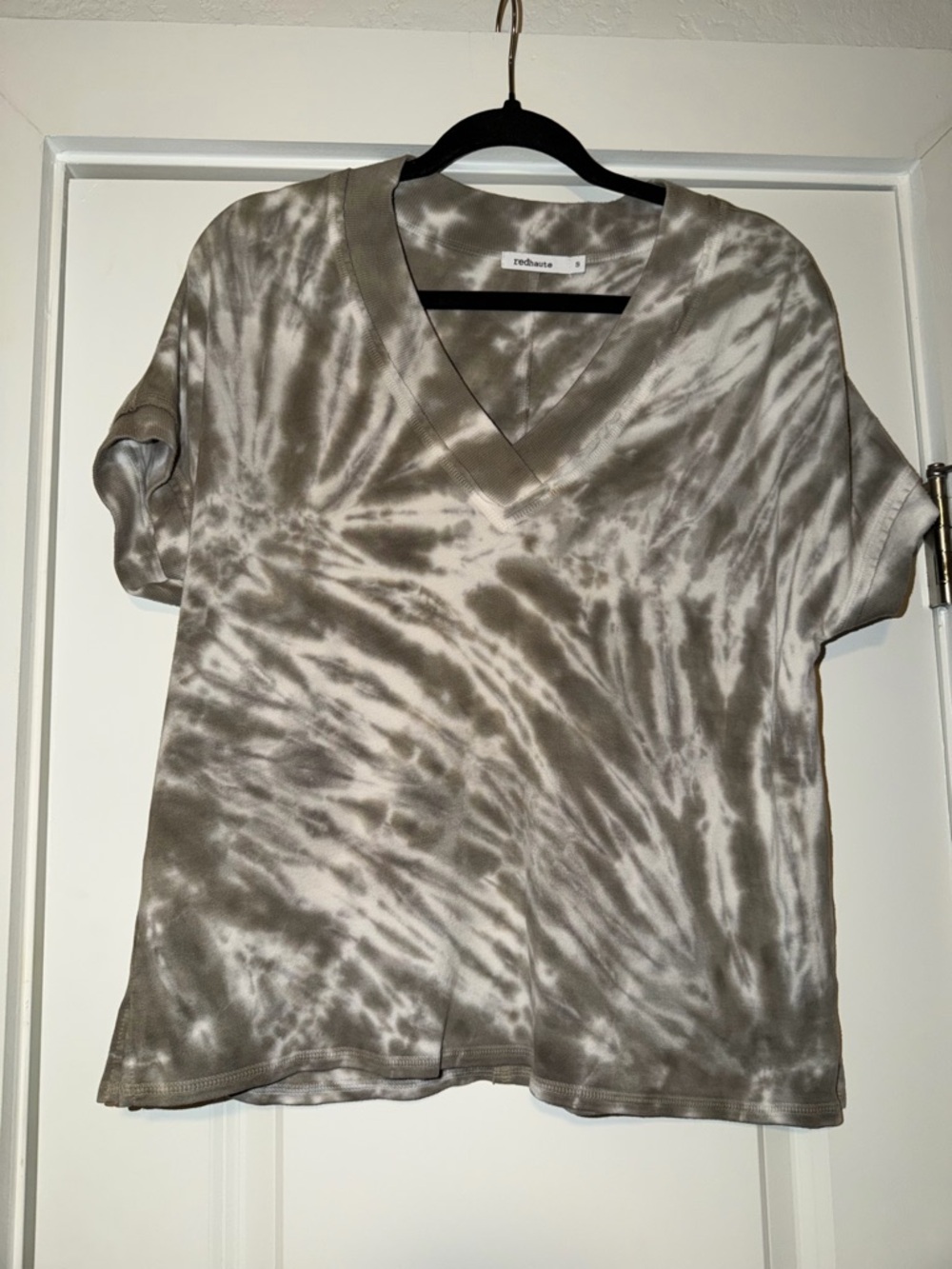 Red Haute Taupe & White Tie-Dye V-Neck Short Sleeve Top